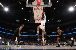 赵勇在场边 赵勇在场边